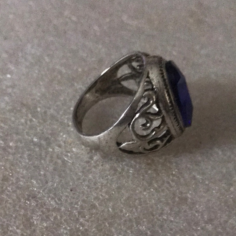 Elegant Silver Ring with Blue Stone - Picture 2 of 8